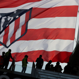 Vista de la bandera rojiblanca colocada frente al Wanda Metropolitano, durante el primer partido del Atlético de Madrid en su nuevo estadio. REUTERS/Sergio Perez