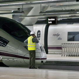 Un trabajador de Renfe en los andenes de la estación de Sans, en Barcelona. EFE