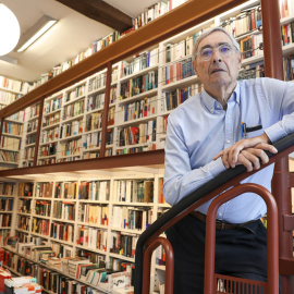 Ignacio Latierro, fundador de la librería 'Lagun', de San Sebastián, junto con María Teresa Castells, que el pasado 11 de septiembre falleció a los 82 años. EFE/Javier Etxezarreta.