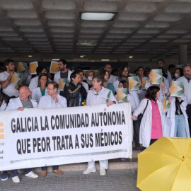 14/4/23 Protesta de los médicos en huelga en el hospital de A Coruña.