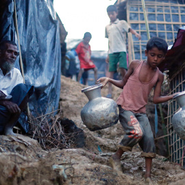 Un niño rohinyá trasnporta agua. REUTERS/Danish Siddiqui