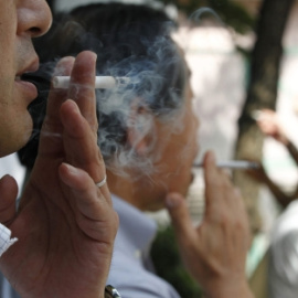 Personas fumando en Tokio. Reuters