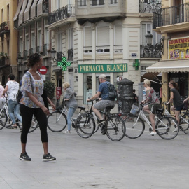 Un grup de turistes passeja pel barri del Carme de València. PACO BELTRÁN