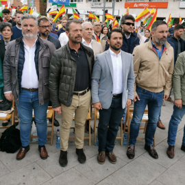 Javier Toquero (Vox), primer teniente de alcalde de Guadalajara (tercero por la izquierda), junto a Santiago Abascal.