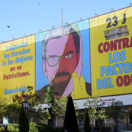 15/07/2023 - Lona de 400 metros cuadrados de Avaaz, en la plaza Pedro Cerolo, modificada por orden de la Junta Electoral, a 15 de julio.