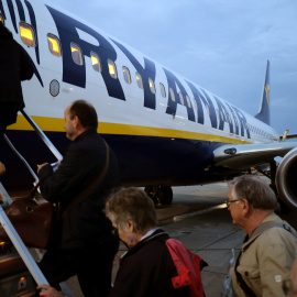 Pasajeros subiéndose a un avión de Ryanair en el aeropuerto londinense de Stansted. /REUTERS