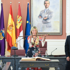 17/07/2023 - La alcaldesa entrante de Guadalajara, Ana Guarinos, muestra el bastón de mando en la sesión de constitución del Ayuntamiento de Guadalajara, a 17 de junio de 2023, en Guadalajara, Castilla-La Mancha.