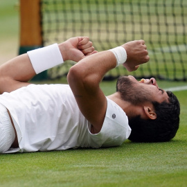 El tenista español Carlos Alcaraz celebra derrotar al serbio Novak Djokovic durante su último partido de tenis individual masculino en el día catorce del Campeonato de Wimbledon 2023