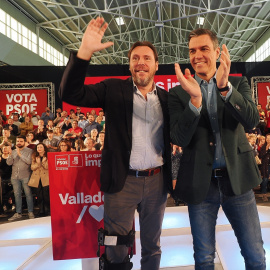 El secretario general del PSOE y presidente del Gobierno, Pedro Sánchez, y el ahora exalcalde de Valladolid, Óscar Puente, durante un acto de campaña el pasado mayo.