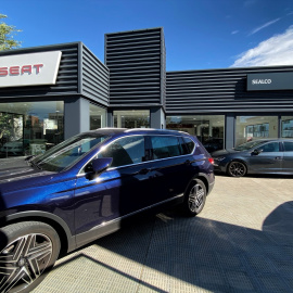 Fachada de un concesionario de coches Seat