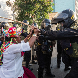 Un manifestante se enfrenta a un policía durante una protesta contra la presidenta de Perú, Dina Boluarte, en enero