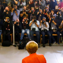 La canciller alemana, Angela Merkel, deposita su voto ante una nube de fotógrafos. REUTERS/Fabrizio Bensch