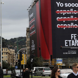 Cartel de la película 'Fe de Etarras', de Borja Cobeaga, en San Sebastián. / EFE