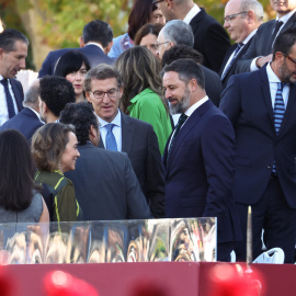 El presidente del PP, Alberto Núñez Feijóo (i) y el líder de Vox, Santiago Abascal (d), durante el acto solemne de homenaje a la bandera nacional y desfile militar en el Día de la Hispanidad, a 12 de octubre de 2022, en Madrid.