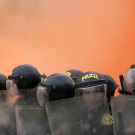 Los agentes de la policía antidisturbios hacen guardia mientras los manifestantes antigubernamentales protestan contra la presidenta de Perú, Dina Boluarte, en Lima, Perú, el 19 de julio de 2023.