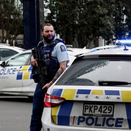 Varios policías armados en la zona del tiroteo de Auckland, en Nueva Zelanda, a 19 de julio de 2023.