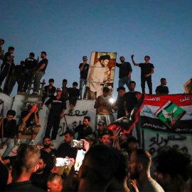 Varios manifestantes protestan en los alrededores de la embajada sueca en Bagdad (Irak) por la quema de  varios ejemplares del Corán, a 20 de julio de 2023.