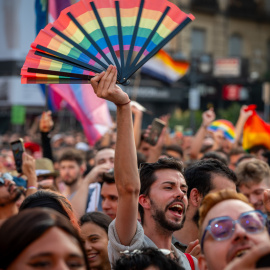 Asistentes al pregón de las Fiestas del Orgullo de Madrid, en la plaza Pedro Zerolo. EFE/ Fernando Villar