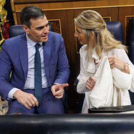 El presidente del Gobierno, Pedro Sánchez y la vicepresidenta segunda y ministra de Trabajo y Economía Social, Yolanda Díaz, durante una sesión de control al Gobierno, en el Congreso de los Diputados.