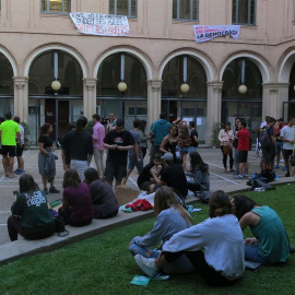 Estudiants universitaris han passat la nit al rectorat de la Universitat de Lleida en defensa del referèndum. MÒNICA MOMBIELA