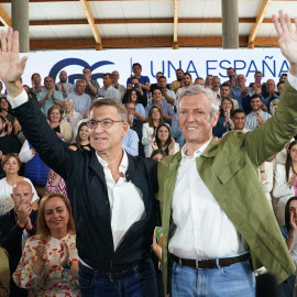 El líder del PP, Alberto Núñez Feijóo (i) y el presidente de la Xunta de Galicia, Alfonso Rueda (d), a  11 de junio de 2023.