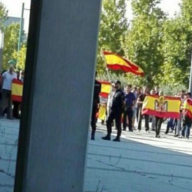 Un grupo de ultras, con banderas de España, increpan a los miembros de Unidos Podemos a las puertas de su asamblea en Zaragoza. /EFE