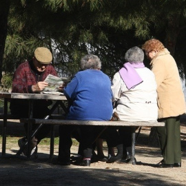 Unos pensionistas en un parque. E.P.