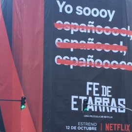 Imagen del andamio con el anuncio de Netflix, en San Sebastián. Efe