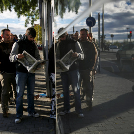 Varios desempleados hacen cola en una oficina del Servicio Público de Empleo de la Comunidad de Madrid. REUTERS/Andrea Comas