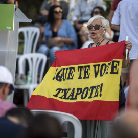 21/07/2023 Una asistente muestra una bandera de España en la que se lee "Que te vote Txapote" durante un acto de campaña de Vox en Toledo