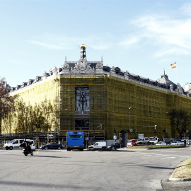 La sede del Banco de España, cubierta de andamios, por las obras de rehabilitación del edificio. E.P.