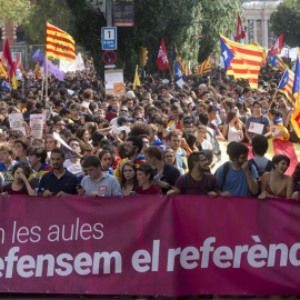 Manifestació d'estudiants universitaris al centre de Barcelona en suport al referèndum / EFE