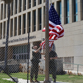 Marines estadounidenses levantan la bandera de Estados Unidos a media personal de la Embajada en La Habana / REUTERS