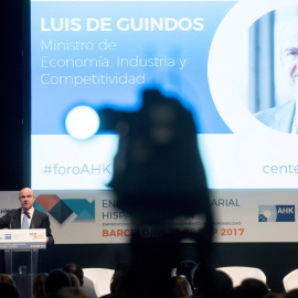 El ministro de Economía, Luis de Guindos, durante su intervención en un encuentro con empresarios en Barcelona este jueves. EFE/Marta Pérez