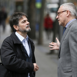 El exdiputado de CiU Oriol Pujol (i), conversa con su abogado, Xavier Melero, a la salida de la Audiencia Nacional. EFE/Mariscal