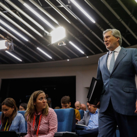 El portavoz del Gobierno, Íñigo Méndez de Vigo, a su llegada a la rueda de prensa posterior a la reunión del Consejo de Ministros. EFE/ Emilio Naranjo