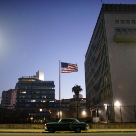 Un vehículo pasa junto al edificio de la Embajada de EEUU en La Habana. REUTERS/Alexandre Meneghini