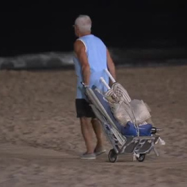 A las 6 de la mañana una marea de sombrillas llena la playa de Benidorm