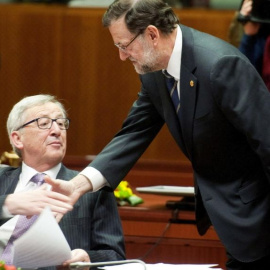 El presidente del Gobierno, Mariano Rajoy, saluda al de la Comisión Europea, Jean Claude Juncker, al comienzo de una cumbre en Bruselas. EFE