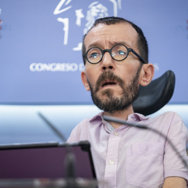 El portavoz de Unidas Podemos en el Congreso, Pablo Echenique, durante una rueda de prensa en Madrid, a 28 de febrero de 2023.