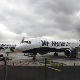 Dos aviones de la aerolínea Monarch Airlines permanecen inoperativos después de que la compañía anunciase el cese de su actividad, en el aeropuerto de Luton, Reino Unido. EFE/Neil Hall