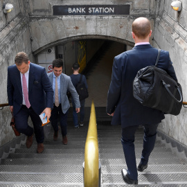 Varias personas en la boca de metro de la estación Bank del metro londinense, en la City, cercana a la sede del Banco de Inglaterra (BoE, por sus siglas en inglés). REUTERS/Toby Melville