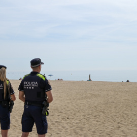 Dos agents de la Guàrdia Urbana de Barcelona patrullant a la platja