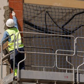 Un obrero durante la construcción de una obra, a 10 de mayo de 2023, en Madrid (España).