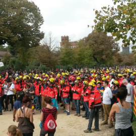 Una de les columnes de manifestants, encapçalada per bombers, arriba al Parlament de Catalunya, al Parc de la Ciutadella / J. K.