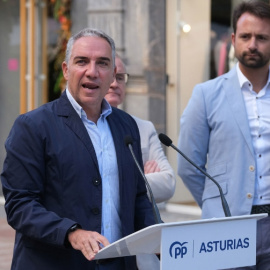 El coordinador general del PP, Elías Bendodo, atiende a los medios este domingo en Oviedo. EFE/Paco Paredes