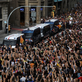 Miles de personas se concentran frente a la sede principal de la Policía Nacional de Barcelona. REUTERS/Susana Vera