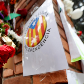 Flores en la verja de entrada del colegio Ramon Llull, en Barcelona, uno de los centros electorales donde se protagonizaron las cargas policiales más violentas durante la jornada del 1-O. REUTERS/Yves Herman