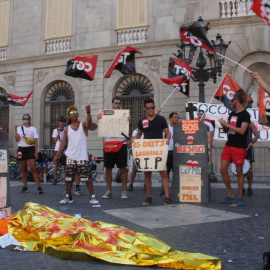 Els socorristes posen un ninot amb una manta tèrmica a la protesta per millorar les seves condicions laborals