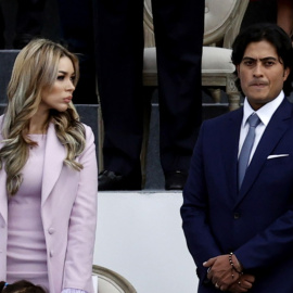 Nicolás Petro Burgos, hijo del presidente Gustavo Petro junto a su exesposa Day Vásquez en la ceremonia de investidura del presidente Gustavo Petro, en la Plaza Bolívar de Bogotá, en Colombia, a 29/07/2023. Mauricio Dueñas Castañeda /ARCHIVO / EFE.